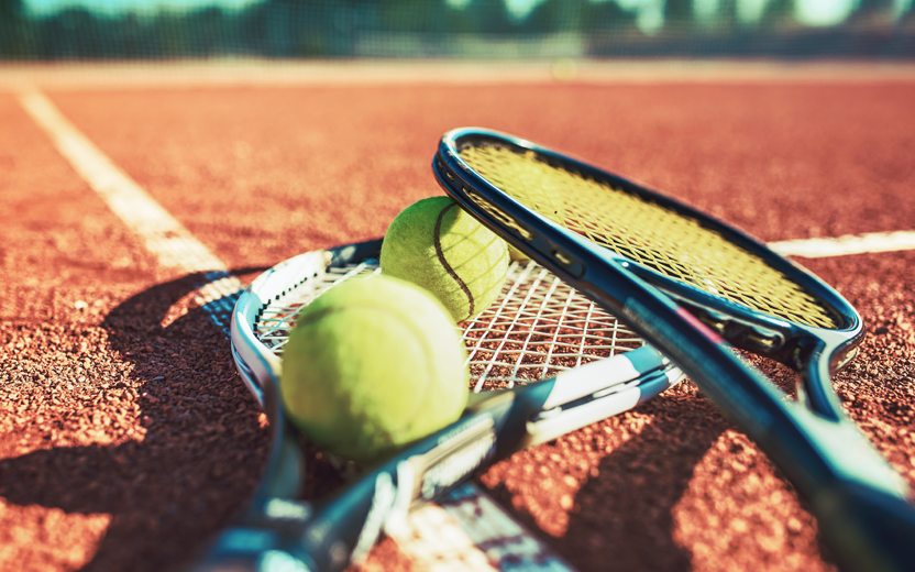 Bild på rack och tennisboll.