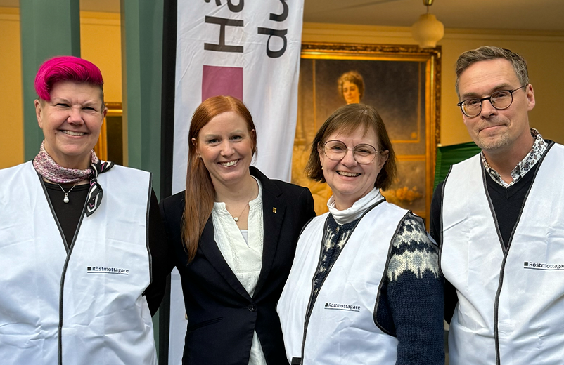 Bild på fyra leende kommunanställda