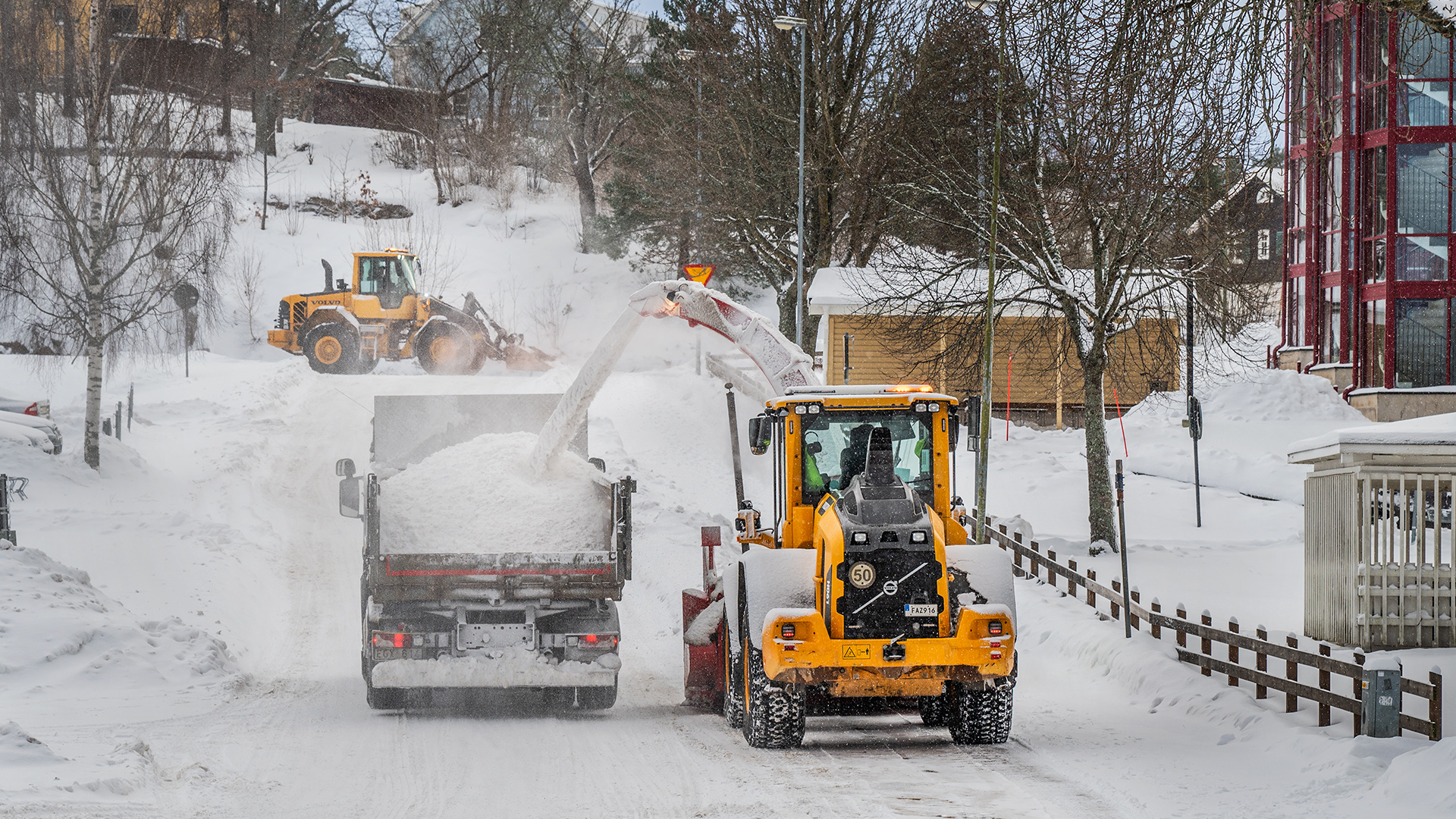 Vinterbild med snöslunga och lastbil