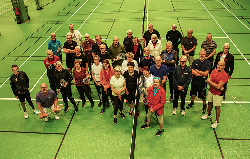 Gruppbild med personer som håller badmintonrack i händerna.