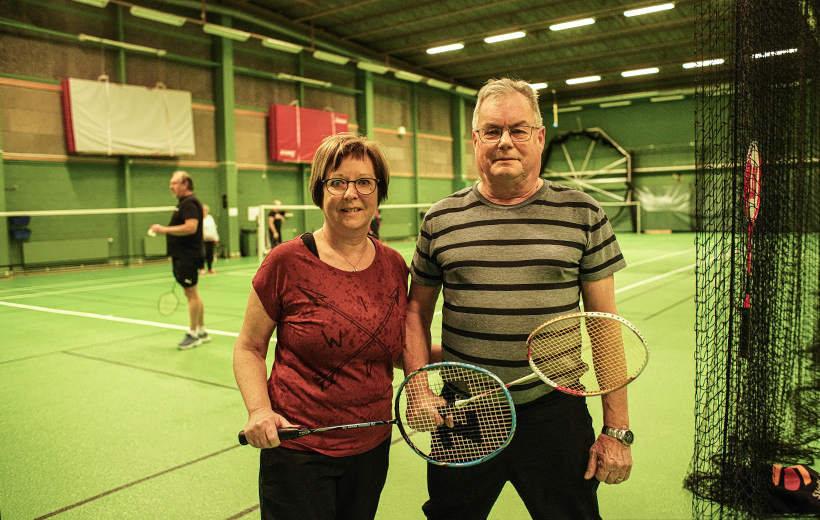 En kvinna och man med badmintonrack.