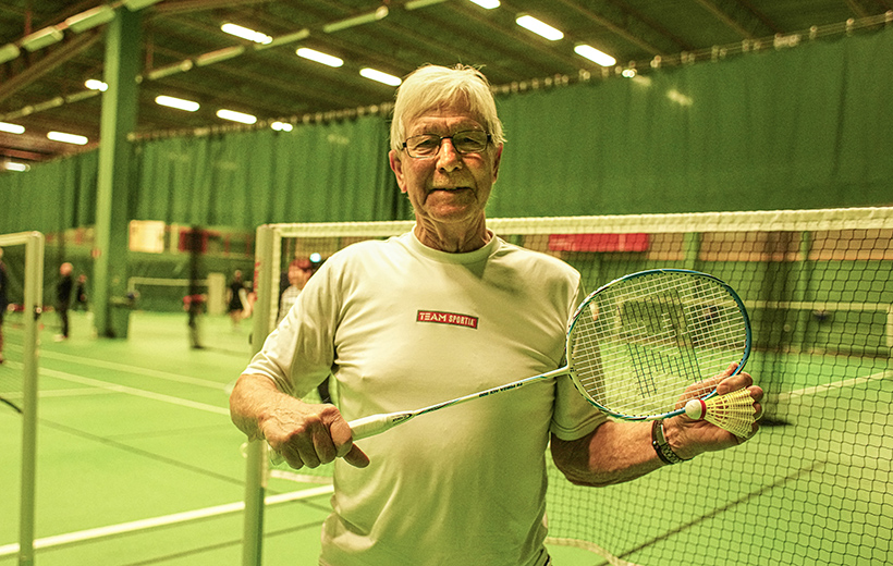 Man med badmintonrack.