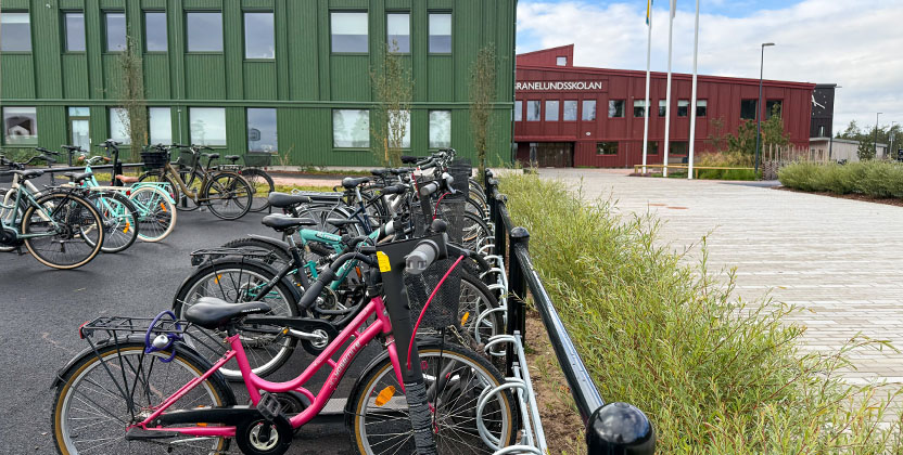 Många cyklar utanför Granelundsskolan.