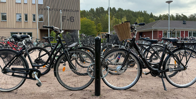 Även vid Junkaremålsskolan är cykelparkeringen full av cyklar. 