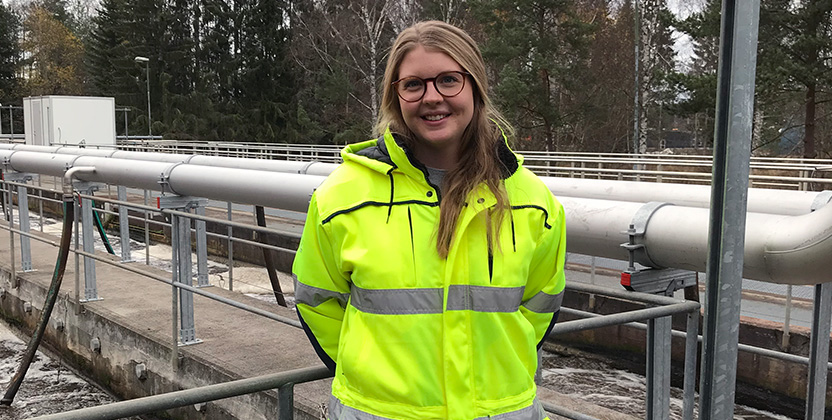Linnea Sund arbetar som miljöingenjör på VA-och avfallsavdelningen. Här på reningsverket i Tranås.
