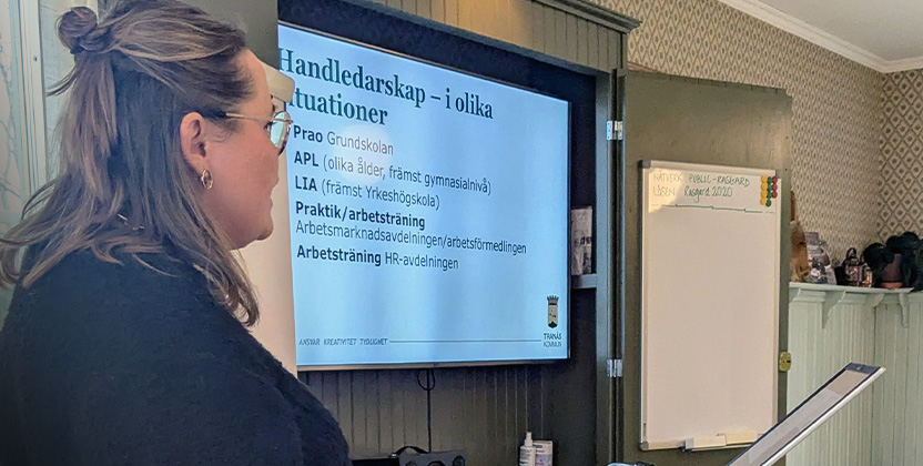 Person som visar utbildningsmaterial med projektor.