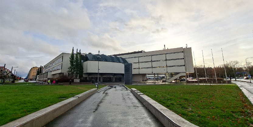 Bild på en byggnad som är en gymnasieskola i Tammerfors i Finland.