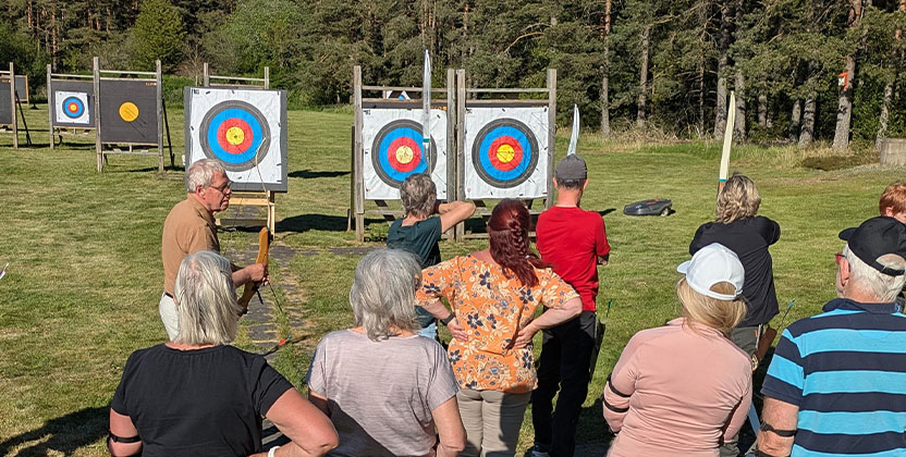 Personer som ska lära sig bågskytte.