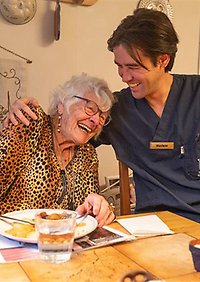 Förskollärare Sandra Rehn utanför byggnad med barn i bakgrunden.