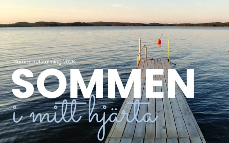 Brygga som leder ut i en sjö med bojar, texten 'Sommen i mitt hjärta' och 'Sommarutställning 2026'.