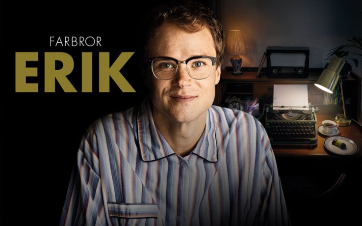 Man i randig pyjamas framför skrivbord med skrivmaskin, lampa och radio. Text: Farbror Erik.
