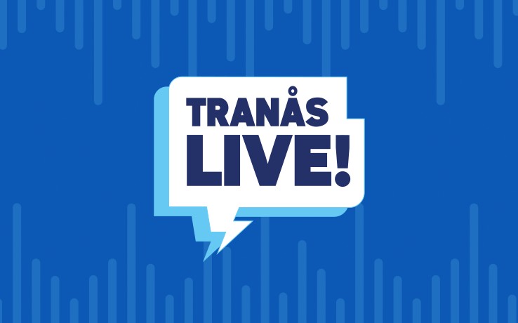 Logotyp med texten 'Tranås LIVE!' i en pratbubbla mot blå bakgrund med linjemönster.