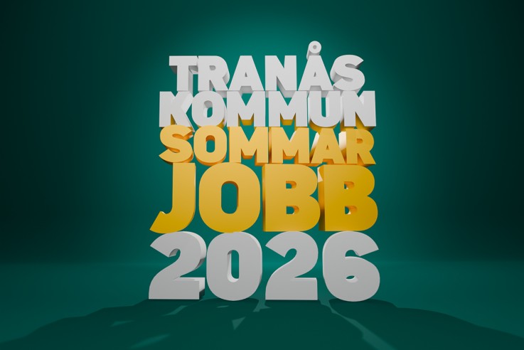 3D-text i vitt och gult med orden 'Tranås kommun sommarjobb 2026' mot grön bakgrund.