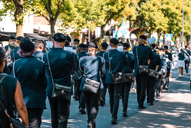En musikkår som spelar musik på Storgatan i Tranås.