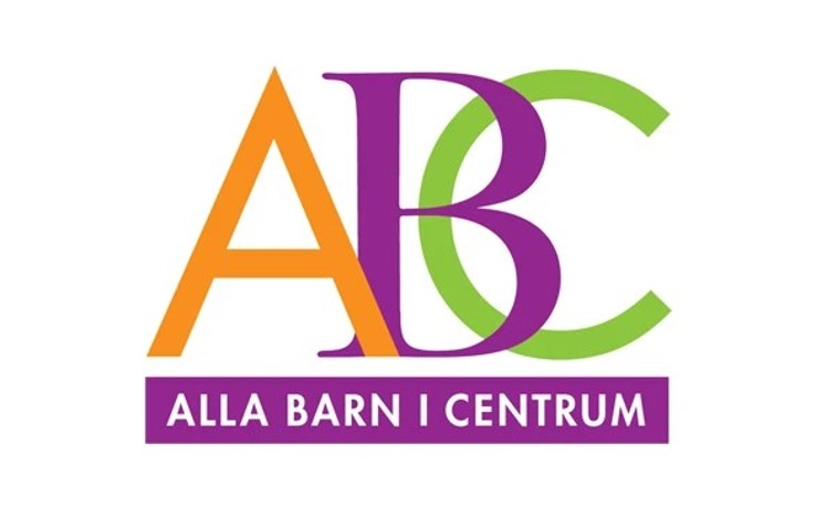 Logotyp med bokstäverna ABC i orange, lila och grönt samt texten 'Alla barn i centrum' under.