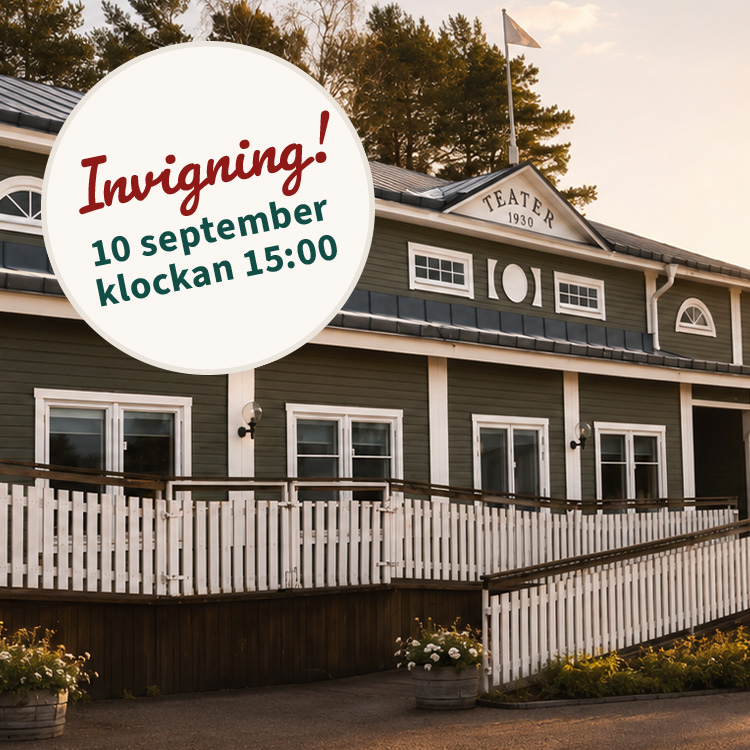 Grön teaterbyggnad med vit staket och skylt om invigning 10 september kl 15:00.