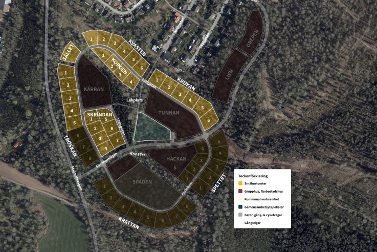 Karta över ett bostadsområde med tomtindelning, gatunamn och färgkodad teckenförklaring.